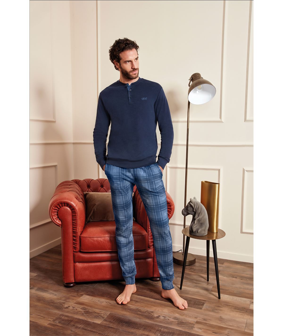 Q.bò 1040-BL - Pigiama girocollo serafino in caldo tessuto Jacquard. Colore: Blu