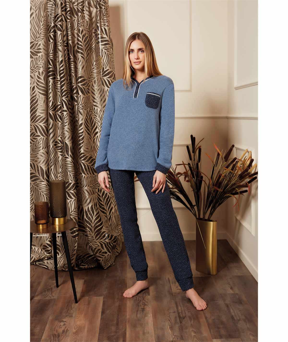 Q. bò 1694-JN - Pigiama scollo V serafino in caldo tessuto Jacquard. Colore: Jeans