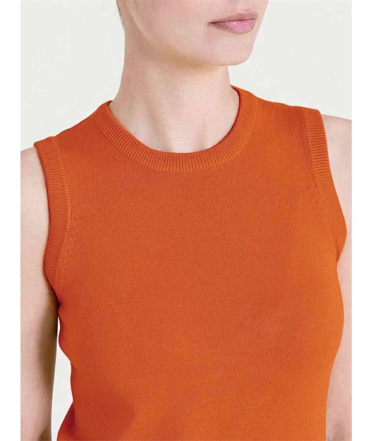 DQ80T3 - Maglia smanicata in tessuto misto Viscosa. Colore: Rust A84 DQ80T3 - Maglia smanicata in tessuto misto Viscosa. Colore: Rust A84
