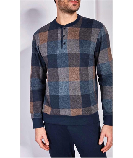 QPA001BL Q.bò - Pigiama girocollo serafino in caldo e soffice tessuto Jacquard. Colore: Fantasia Bleu