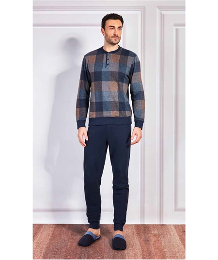 QPA001BL Q.bò - Pigiama girocollo serafino in caldo e soffice tessuto Jacquard. Colore: Fantasia Bleu