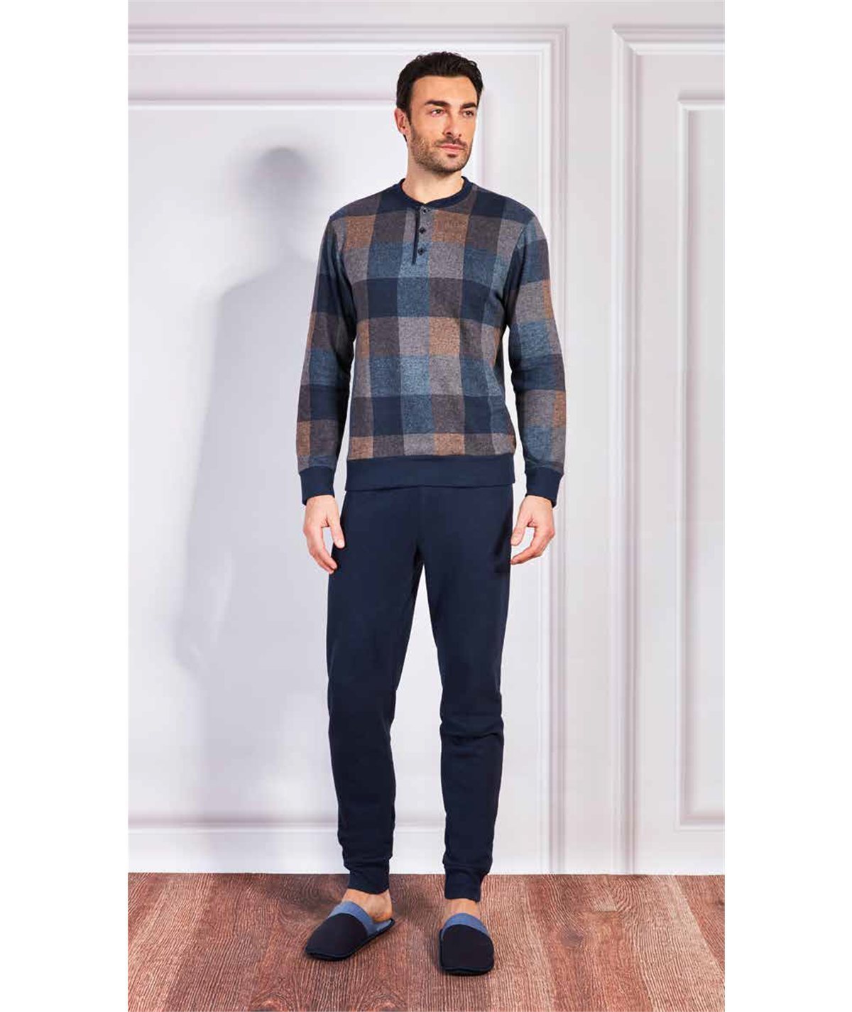 QPA001BL Q.bò - Pigiama girocollo serafino in caldo e soffice tessuto Jacquard. Colore: Fantasia Bleu