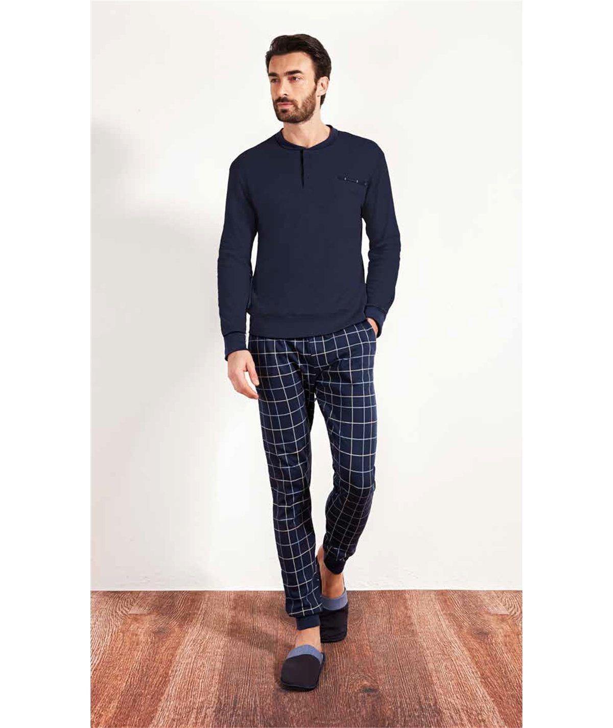 Qbò QPA069-BL - Pigiama girocollo serafino in caldo cotone Interlock. Colore: Bleu