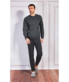 Q.bò QPA028-GA-BL - Pigiama girocollo serafino in caldo e soffice tessuto Jacquard. Colore: Antracite 