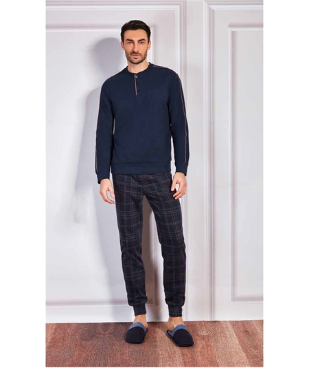 Qbò QPA016BL - Pigiama girocollo serafino in caldo e soffice tessuto Jacquard. Colore: Blu