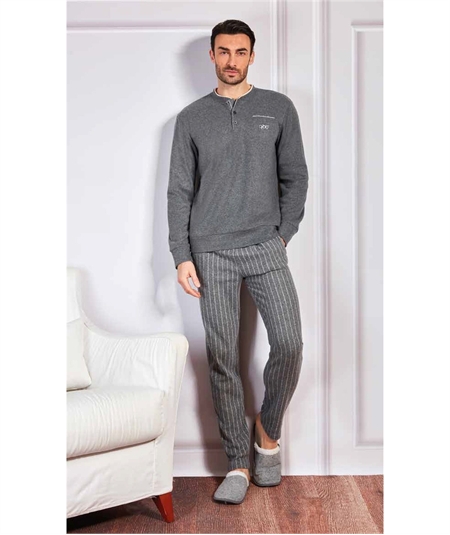 Q.bò QPA013BL - Pigiama girocollo serafino in caldo e soffice tessuto Jacquard . Colore: DISPONIBILE NEL COLORE BLU