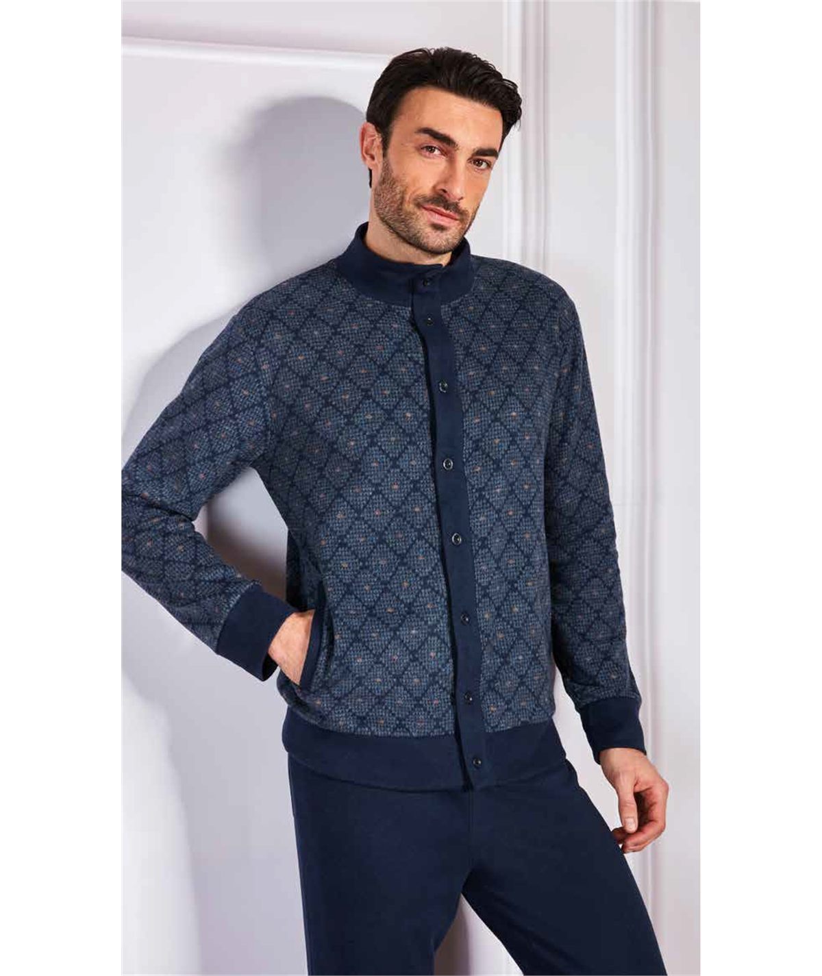 Q.bò QPA005BL - Pigiama collo alto tutto aperto in morbido e caldo tessuto Jacquard. Colore: Blu