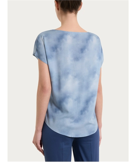 Ragno DS84S7 - Blusa girocollo con manica corta a fantasia in EcoSeta. Colore: Fant. Blue Fog C12F