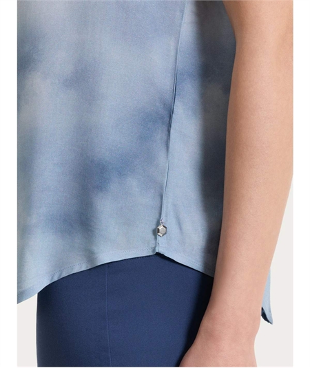 Ragno DS84S7 - Blusa girocollo con manica corta a fantasia in EcoSeta. Colore: Fant. Blue Fog C12F