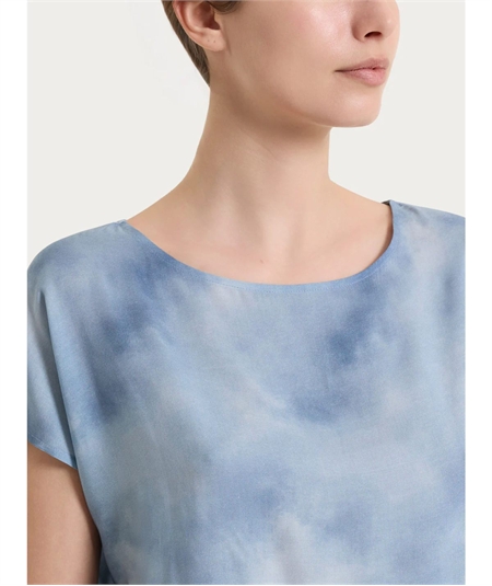 Ragno DS84S7 - Blusa girocollo con manica corta a fantasia in EcoSeta. Colore: Fant. Blue Fog C12F