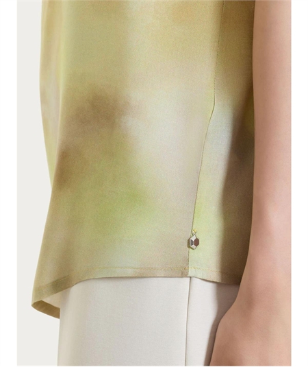 Ragno DS84S7 - Blusa girocollo con manica corta a fantasia in EcoSeta. Colore: Fant. khaki C74F