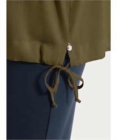 Ragno DS23SJ - Blusa con scollo a V e manica corta risvoltabile in Voile Stretc. Colore: Dark Olive B09