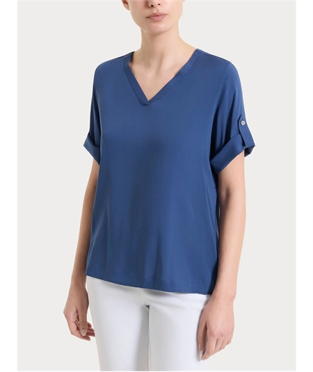 Ragno DS23SJ - Blusa con scollo a V e manica corta risvoltabile in Voile Stretc. Colore: Oceana C70