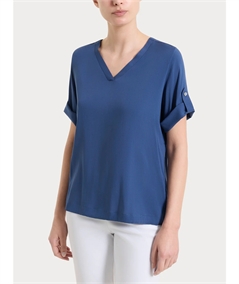 Ragno DS23SJ - Blusa con scollo a V e manica corta risvoltabile in Voile Stretc. Colore: Oceana C70