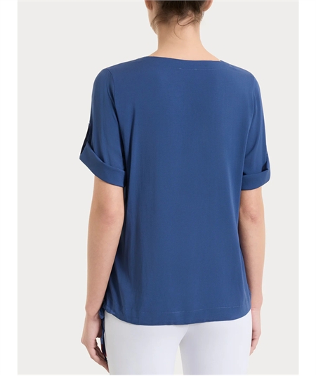 Ragno DS23SJ - Blusa con scollo a V e manica corta risvoltabile in Voile Stretc. Colore: Oceana C70