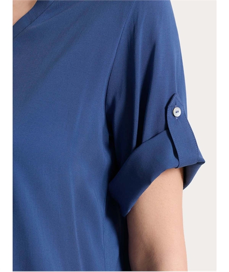 Ragno DS23SJ - Blusa con scollo a V e manica corta risvoltabile in Voile Stretc. Colore: Oceana C70