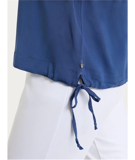 Ragno DS23SJ - Blusa con scollo a V e manica corta risvoltabile in Voile Stretc. Colore: Oceana C70