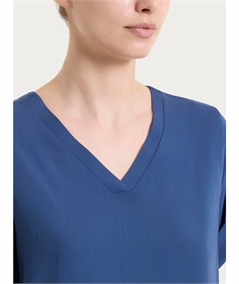 Ragno DS23SJ - Blusa con scollo a V e manica corta risvoltabile in Voile Stretc. Colore: Oceana C70