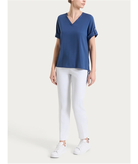 Ragno DS23SJ - Blusa con scollo a V e manica corta risvoltabile in Voile Stretc. Colore: Oceana C70