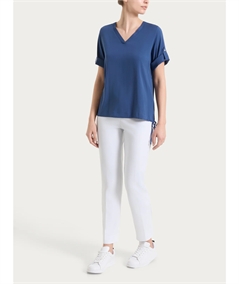 Ragno DS23SJ - Blusa con scollo a V e manica corta risvoltabile in Voile Stretc. Colore: Oceana C70