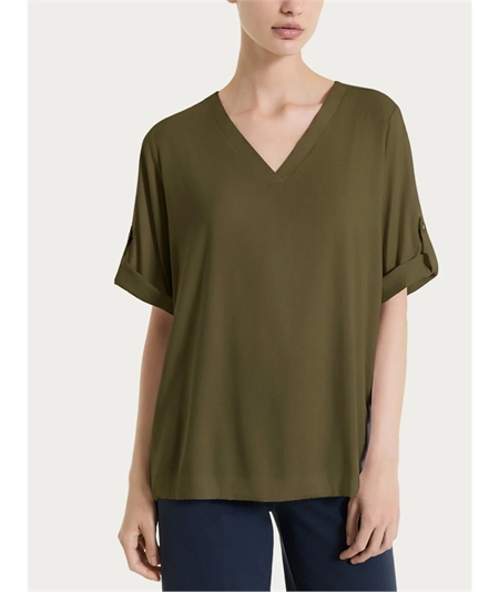 Ragno DS23SJ - Blusa con scollo a V e manica corta risvoltabile in Voile Stretc. Colore: Dark Olive B09