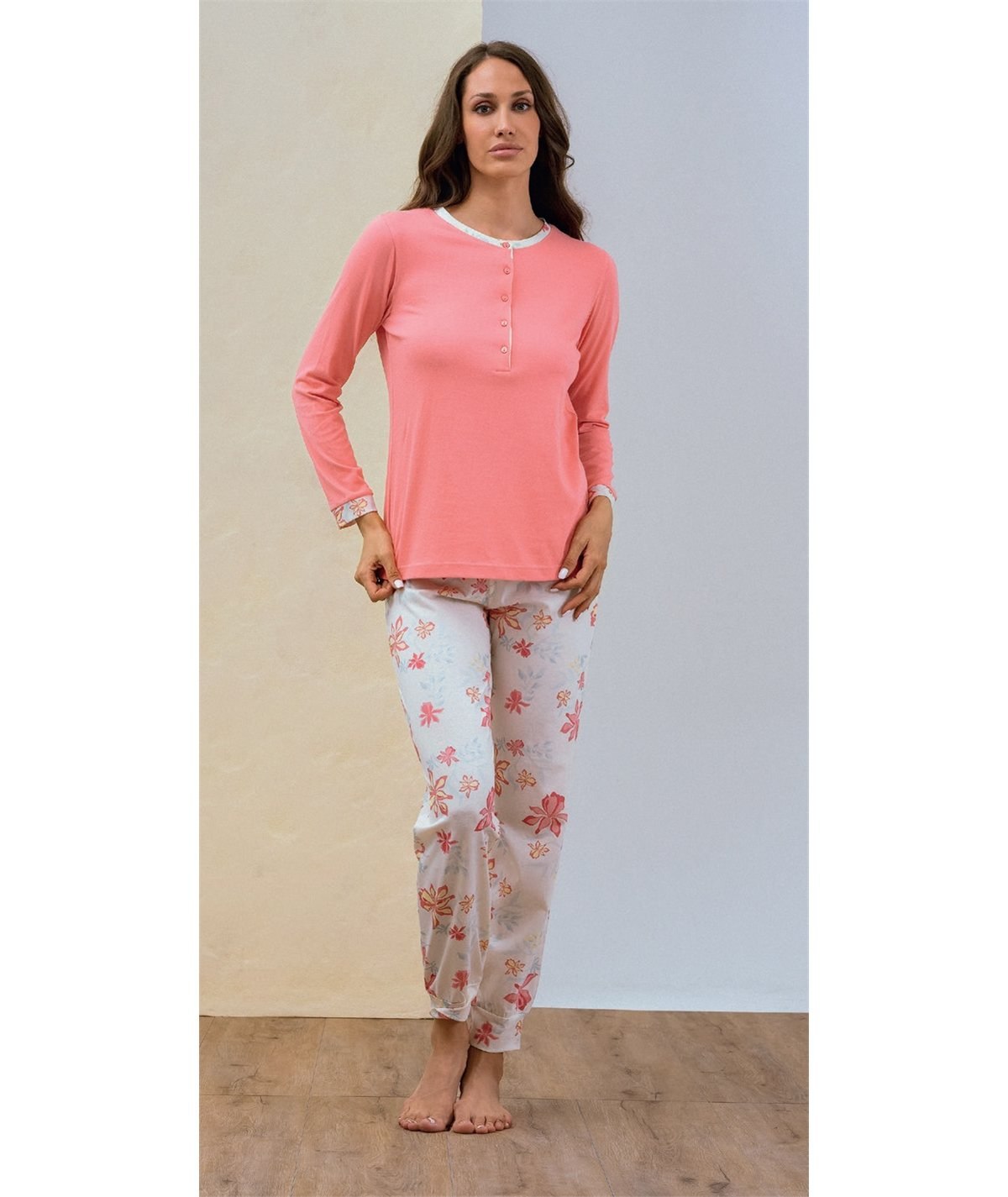 Q.bò QPA800-CO Pigiama girocollo serafino manica lunga in Cotone e Modal. Colore: Fantasia Corallo