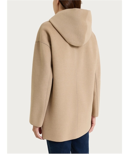 Giaccone Donna con Cappuccio in Tessuto Vegan. Colore: Cammello Mel. 100M
