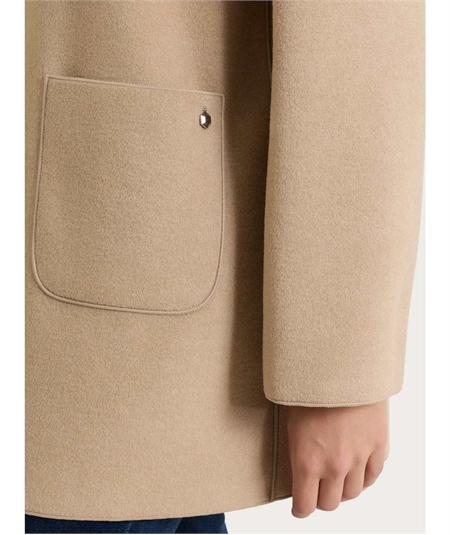 Giaccone Donna con Cappuccio in Tessuto Vegan. Colore: Cammello Mel. 100M