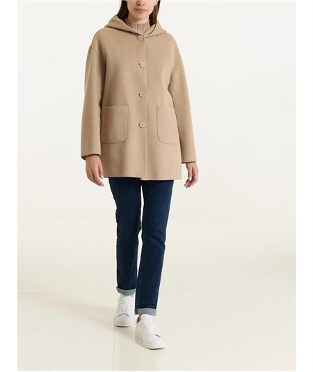 Giaccone Donna con Cappuccio in Tessuto Vegan. Colore: Cammello Mel. 100M