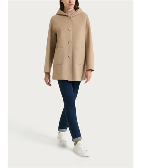 Giaccone Donna con Cappuccio in Tessuto Vegan. Colore: Cammello Mel. 100M
