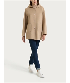 Giaccone Donna con Cappuccio in Tessuto Vegan. Colore: Cammello Mel. 100M